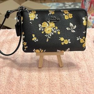 Coach Wristlet - Prairie Floral Flower
Tearose